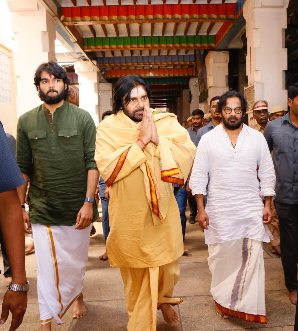 APDeputyCMO's tweet photo. దక్షిణాది రాష్ట్రాల ప్రముఖ పుణ్యక్షేత్రాల పర్యటనలో భాగంగా, ఈరోజు ఉదయం ఆది ప్రణవనాదం ఓంకార మంత్ర రహస్యాన్ని సృష్టికి అందించిన, తమిళనాడు రాష్ట్రం, స్వామిమలై శ్రీ స్వామినాథ స్వామి వారి క్షేత్రాన్ని దర్శించుకుని, షష్ట షణ్ముఖ క్షేత్ర యాత్రకు శ్రీకారం చుట్టిన ఉప ముఖ్యమంత్రి  @PawanKalyan స్వామివారికి ప్రత్యేక పూజలు నిర్వహించిన తర్వాత, ఆలయ ప్రాంగణంలో కంద షష్టి కవచ పారాయణంలో పాల్గొన్నారు. శ్రీ స్వామినాథ స్వామి దర్శనానంతరం ఆలయంలో వెలసిన ఆదిదంపతులు శ్రీ సుందరేశ్వరన్ స్వామి, మీనాక్షి అమ్మవార్లకు ప్రత్యేక పూజలు నిర్వహించారు. ఆయనతో పాటుగా కుమారుడు శ్రీ అకీరా నందన్, TTD సభ్యులు శ్రీ ఆనంద్ సాయి ఈ క్షేత్రాన్ని దర్శించుకున్నారు. (1/4)