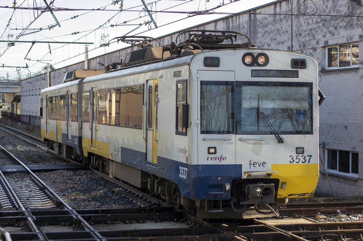 vox_es's tweet photo. Pagamos impuestos para construir los servicios ferroviarios de Marruecos.

Mientras tanto, en España 👇 https://t.co/vp5RxL4Y06