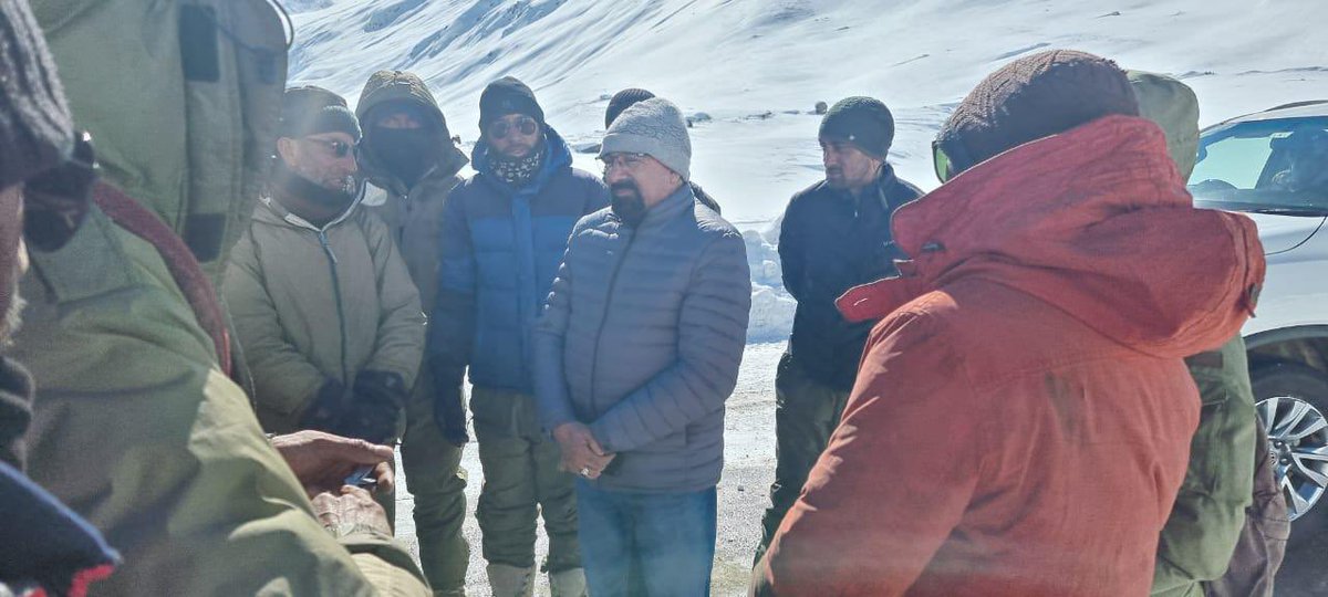 prolahdck's tweet photo. H’CEC @drajaffer, today conducted a visit to the strategic Zojilla Axis to assess ongoing efforts to maintain smooth vehicular movement through the challenging high-altitude pass. 

@DIPR_Kargil
@Info_Ladakh
@ddnewsladakh
@airnewskargil 
@DIPR_Ladakh https://t.co/7enZ5tOhhK
