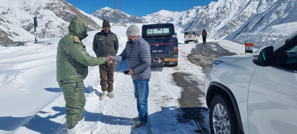 prolahdck's tweet photo. H’CEC @drajaffer, today conducted a visit to the strategic Zojilla Axis to assess ongoing efforts to maintain smooth vehicular movement through the challenging high-altitude pass. 

@DIPR_Kargil
@Info_Ladakh
@ddnewsladakh
@airnewskargil 
@DIPR_Ladakh https://t.co/7enZ5tOhhK