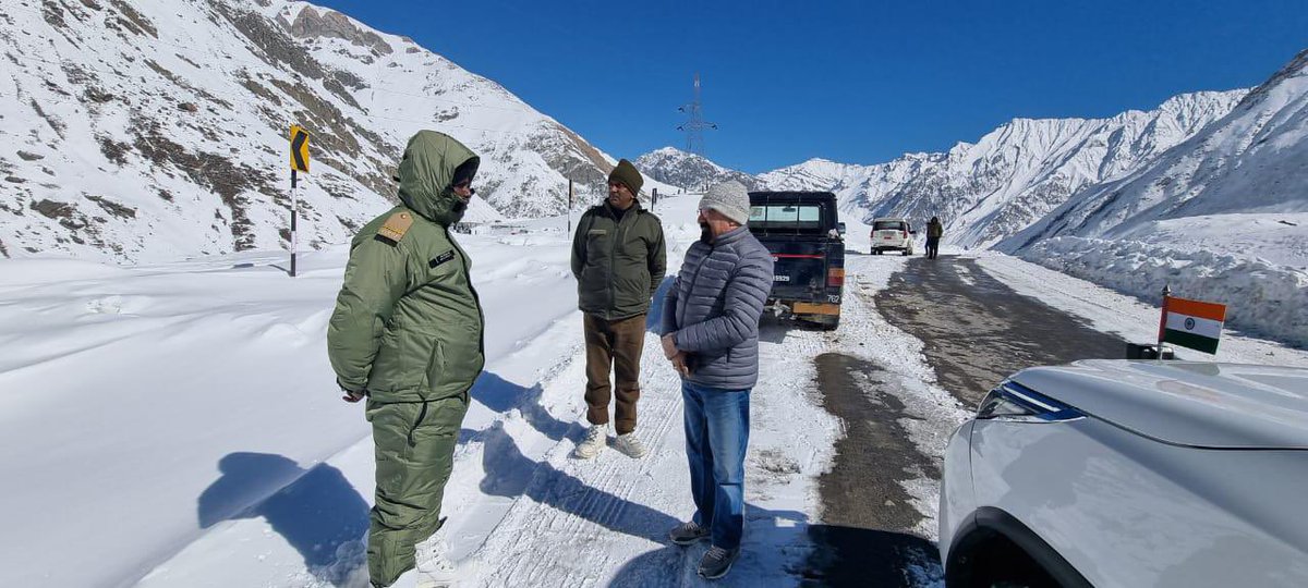 prolahdck's tweet photo. H’CEC @drajaffer, today conducted a visit to the strategic Zojilla Axis to assess ongoing efforts to maintain smooth vehicular movement through the challenging high-altitude pass. 

@DIPR_Kargil
@Info_Ladakh
@ddnewsladakh
@airnewskargil 
@DIPR_Ladakh https://t.co/7enZ5tOhhK