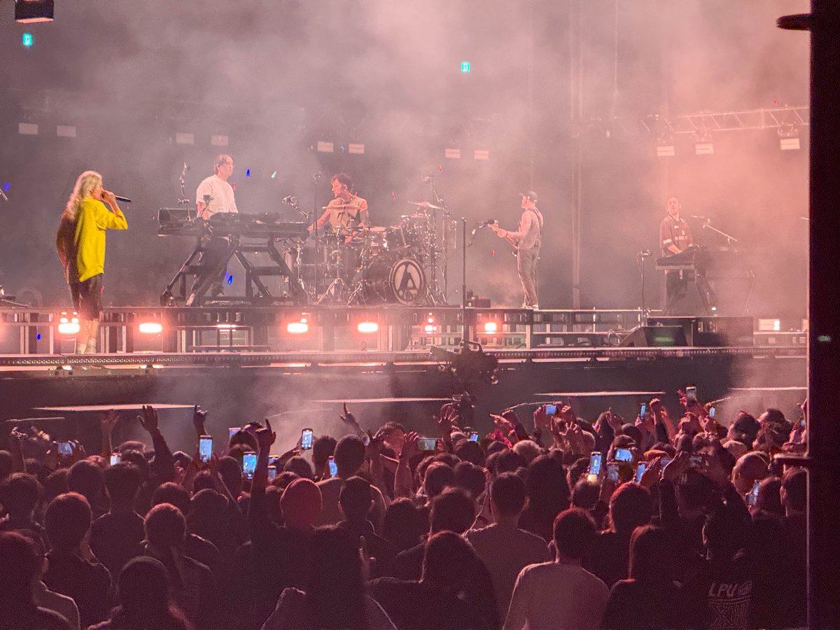 HybridTheoryQu's tweet image. #LinkinPark 2日間行ってきた。初日のほうがほんの少しだけ演奏時間が長かったかな。チェスターの曲をキー変えて演奏するのはBOOTLEGなどを聴くとどうかなと思っていたが、現地で聞いてみたら完璧にリンキンの音になってた。NUMBだけはちょっと違和感あったけど。新作からの曲はどれも破壊力ありすぎ