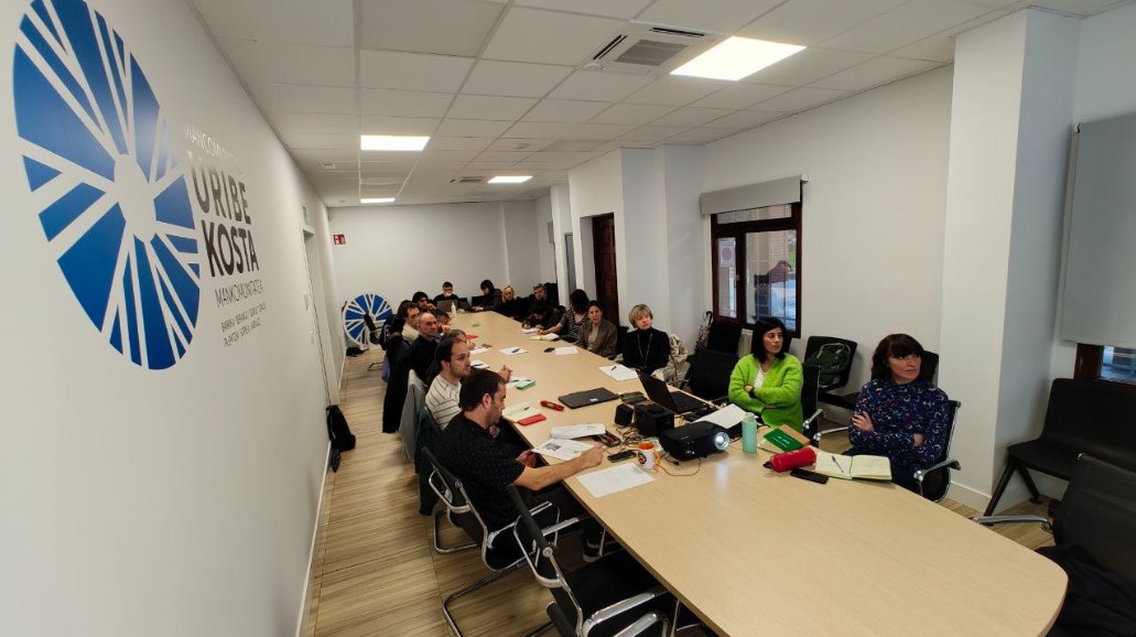 Uribe Kostako mankomunitateak eta hura osatzen duten udalek parte hartu zuten atzo Udalsearea 2030ek antolatutako eskualde topaketan.
 
🍃Gai estrategikoak jorratu zituzten, hala nola klima, energia, erosketa eta kontratazio berdea edo hondakinen kudeaketa