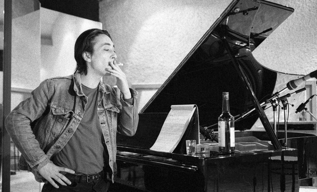 Las canciones de HOLA Y ADIÓS, el disco 1 de NO ES PARA MENOS pertenecen a los primeros años de Rafa, desde UHF hasta hasta el primer disco de Amor a traición (1994), muchas con letra de su hermano Iñaki. Rock &amp; roll clásico, fuera de las tendencias de la época.
📷<a href="/AzcarateMorera/">Isabel Azkarate</a>