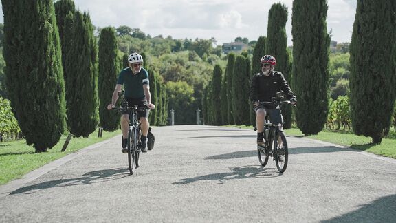 4Viewers's tweet photo. David @Baddiel and Hugh Dennis, who've been friends for 40 years, pedal through France while getting up to mischief, exploring stunning local sights and having a good chat along the way, in new series #TwoMenOnABike, at 9pm on @More4Tweets https://t.co/hftc8aAMII