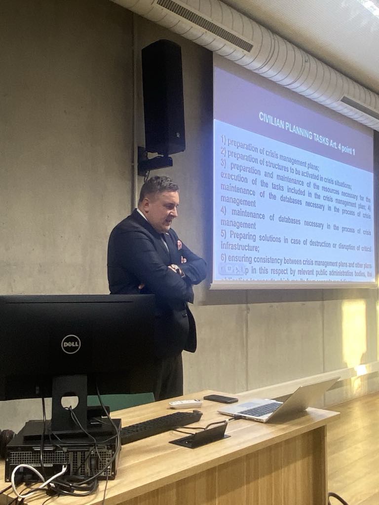 Vystant Lenkijos ambasados Vilniuje ir Vytauto Didžiojo universiteto bendradarbiavimą, Ministras patarėjas <a href="/akdudzinski/">Andrzej Dudziński</a> susitiko su Politikos mokslų ir diplomatijos fakulteto dekanu prof. dr. <a href="/LiekisSarunas/">Sarunas Liekis</a> ir studentais, kuriems pristatė Lenkijos 🇵🇱 krizių valdymo sprendimus.