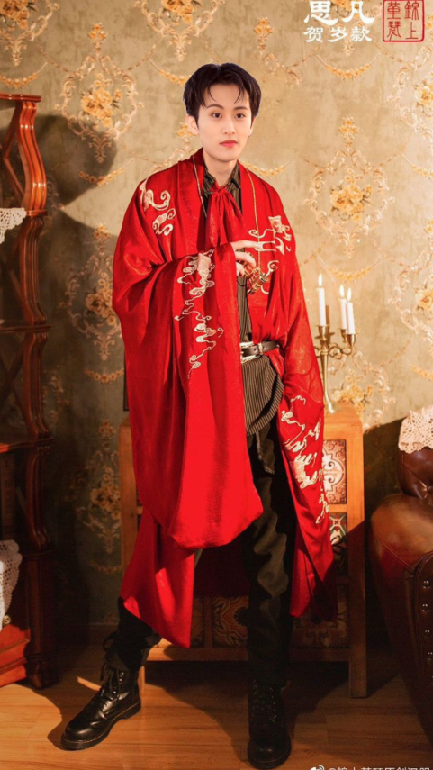 architefct's tweet image. Dengan penuh hormat, Ajas menyerahkan angpao kepada perwakilan mempelai wanita, senyumnya tetap ramah saat mereka menerimanya. 

Selesai sudah tugasnya saat ini, pria bersetelan merah itu pun mundur perlahan, membiarkan prosesi berlanjut dalam suasana hangat dan penuh suka cita.