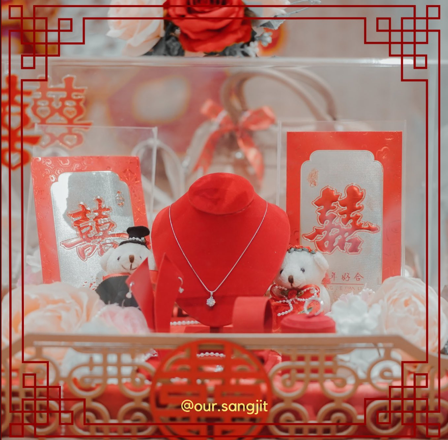 architefct's tweet image. Dengan penuh hormat, Ajas menyerahkan angpao kepada perwakilan mempelai wanita, senyumnya tetap ramah saat mereka menerimanya. 

Selesai sudah tugasnya saat ini, pria bersetelan merah itu pun mundur perlahan, membiarkan prosesi berlanjut dalam suasana hangat dan penuh suka cita.