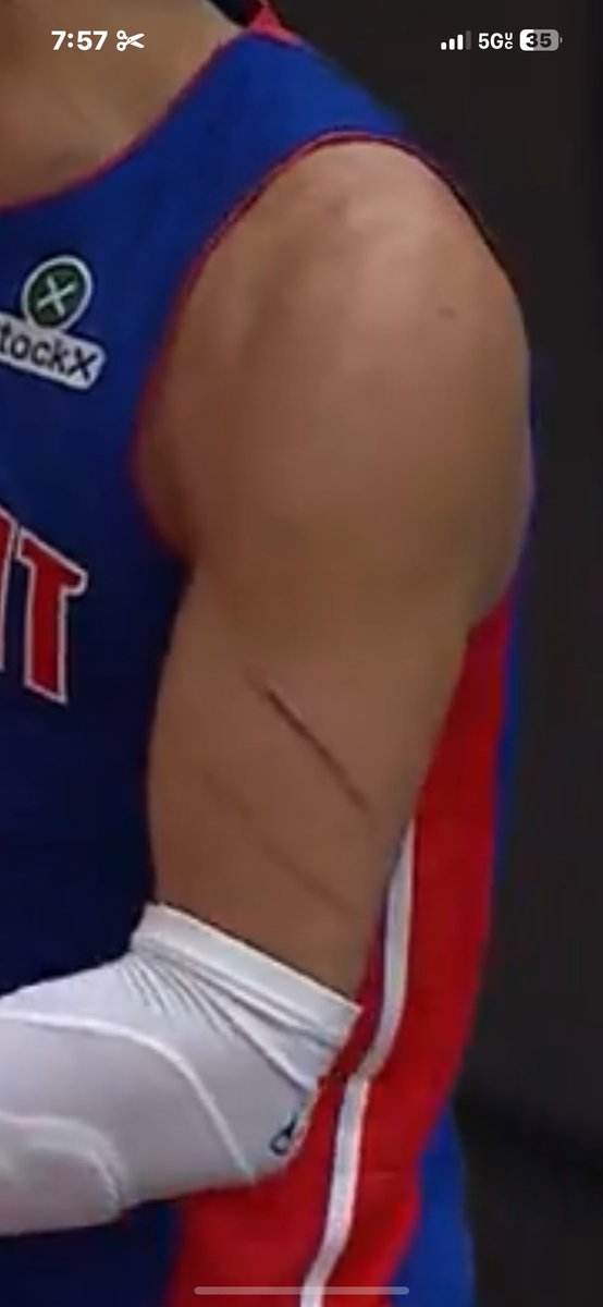 Bryan1600_'s tweet photo. @TheHoopCentral They fouling the shit out of that man https://t.co/IjR68K7TwG