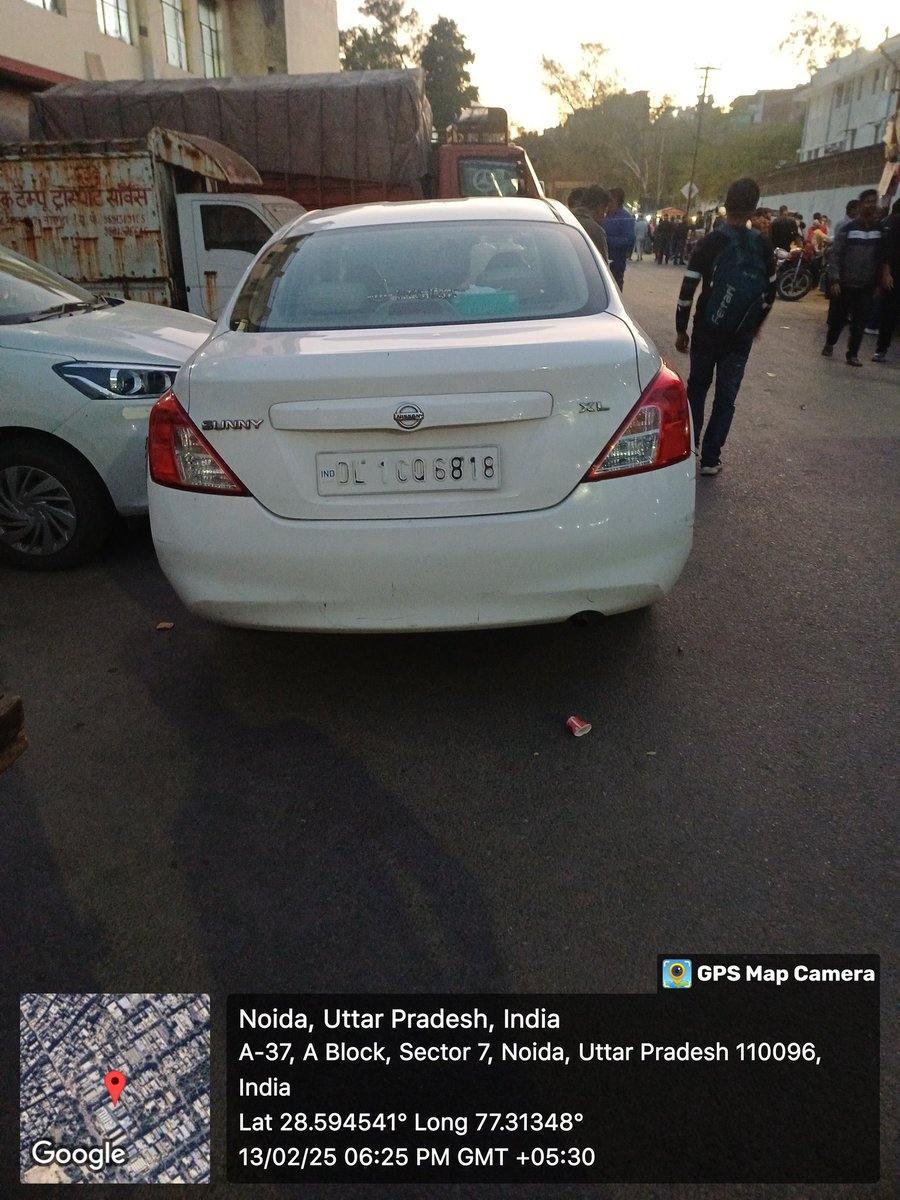 journ_akash's tweet photo. @Uppolice @Noidatraffic 
बीच रोड पर अवेध पार्किंग लगाई हुई है जिसकी वजह से यहां पर फसे वाहन नहीं निकल पा रहे है। https://t.co/yNECoKoupV