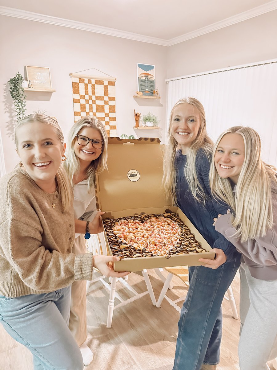 the best way to say “i love you” to your besties this galentine's day?

a box of 100 tiny little donuts. always. 😉 💘