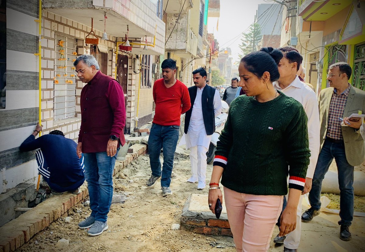 _jyotiaggarwal's tweet photo. वार्ड 46,कृष्णा कुंज कॉलोनी में निर्मित हो रही सड़क कार्य का निरीक्षण महापौर डॉ अजय सिंह जी द्वारा करते हुए।।

@highlight
@narendramodi 
@myogiadityanath 
@sunilbansalbjp 
@idharampalsingh 
@Bhupendraupbjp 
@Satendraupbjp https://t.co/4cBJx6aG30