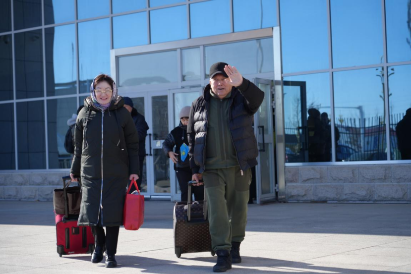 XinjiangTales's tweet photo. The first group of cross-border tourists has arrived.Recently, 39 tourists from #Kazakhstan entered China's #Xinjiang  #Tacheng through the Baketu port for sightseeing. This marks the first group of cross-border tourists to visit Xinjiang Tacheng in 2025. https://t.co/SPHA15ZB4f