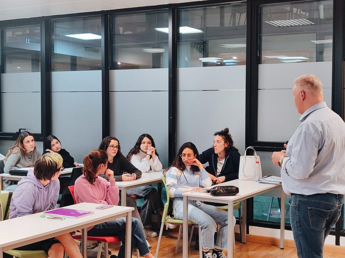 ✨ Charla con Sergio de @fundaciondiagrama Fundación Diagrama
Hemos tenido el honor de recibir a Sergio, coordinador de residencias. La fundación se dedica a la intervención social, con un enfoque especial en la protección e intervención socioeducativa.