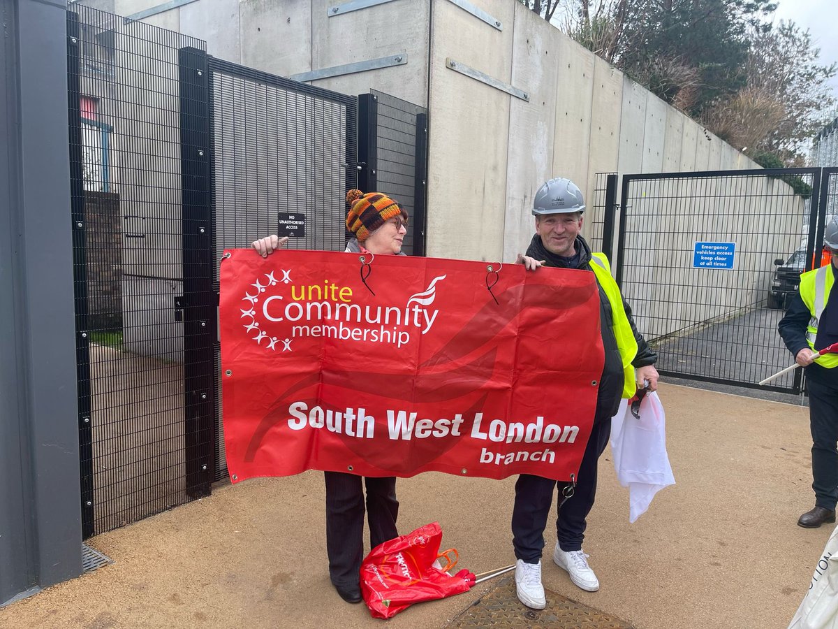 LEUniteCommunity (@unitecommle) on Twitter photo Lovely to join the Unite Building Workers branch and Battersea & Wandsworth Trades council at Battersea Power station, for Hearts Union week. 
Thank you to the community members and branches that turned up, all ppc compliant for a building site visit. 
#heartunions #Unite Lovely to join the Unite Building Workers branch and Battersea & Wandsworth Trades council at Battersea Power station, for Hearts Union week. 
Thank you to the community members and branches that turned up, all ppc compliant for a building site visit. 
#heartunions #Unite