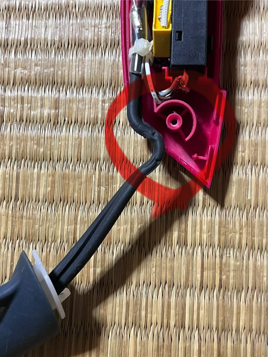 tamachichan's tweet image. ドライヤーの断線部分カットして、長さ調整してはんだ付けしたら一応直りました。
こんな所で工場経験が役立つとはね。
 #TESCOM 
 #ドライヤー