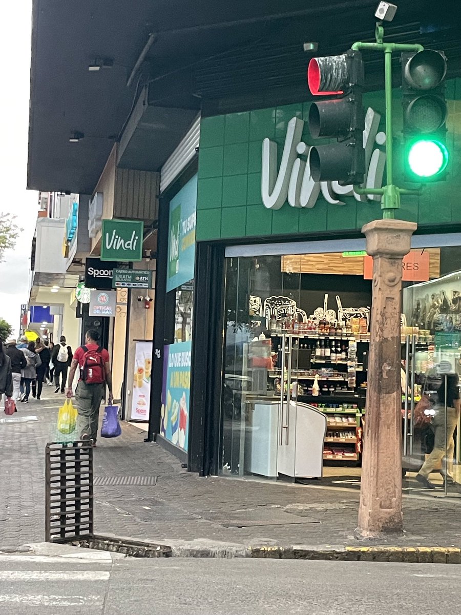 Ojo. Ayer en San José, a vista y paciencia de todos, una persona de condición de calle abrió y se metió en esa alcantarilla o como se llame. <a href="/DiegoMirandaSJO/">Diego Miranda Méndez</a> <a href="/MunideSanJose/">Municipalidad de San José</a>