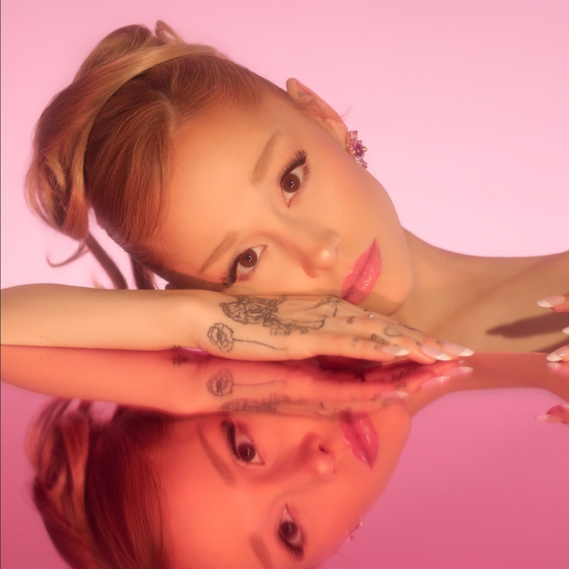 Ariana Grande, Billie Eilish ile bir iş birliği yapmak istediğini söyledi.