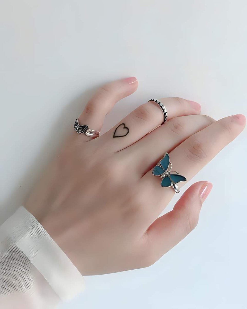 شعوري محتاج هدية بدون سبب او مفاجئة حلوة تحسن لي نفسيتي بعد الامتحانات
احس ناقصة انسان بحياتي يدعمني ويقول لي انا جنبك لو كل الناس تخلت عنك.
ناقصة انسان يكون لي سعادة وحياة