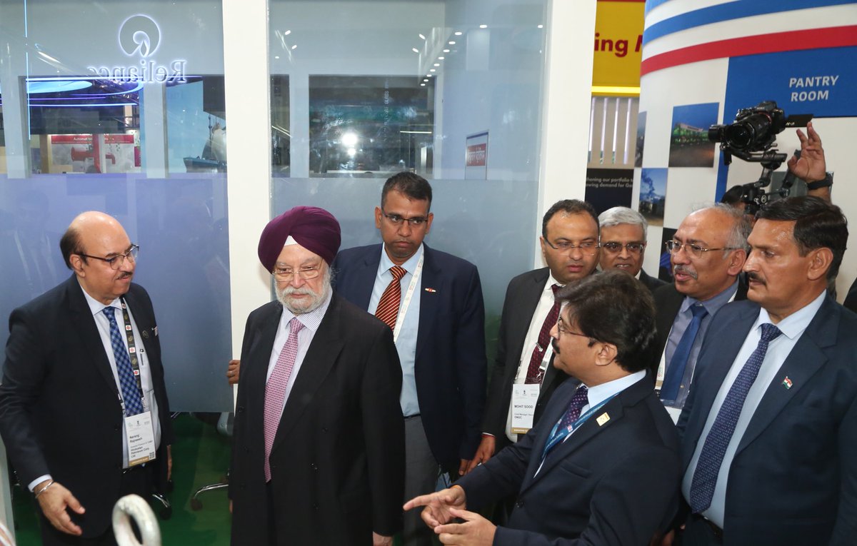 Shri Hardeep Singh Puri Ji, Hon’ble Union Minister , Petroleum and Natural Gas, visited the HPCL stall at #IEW2025, where we showcased cutting-edge technology driving India’s energy future. 

His visit reinforces HPCL’s commitment to innovation &amp; sustainability! 🇮🇳