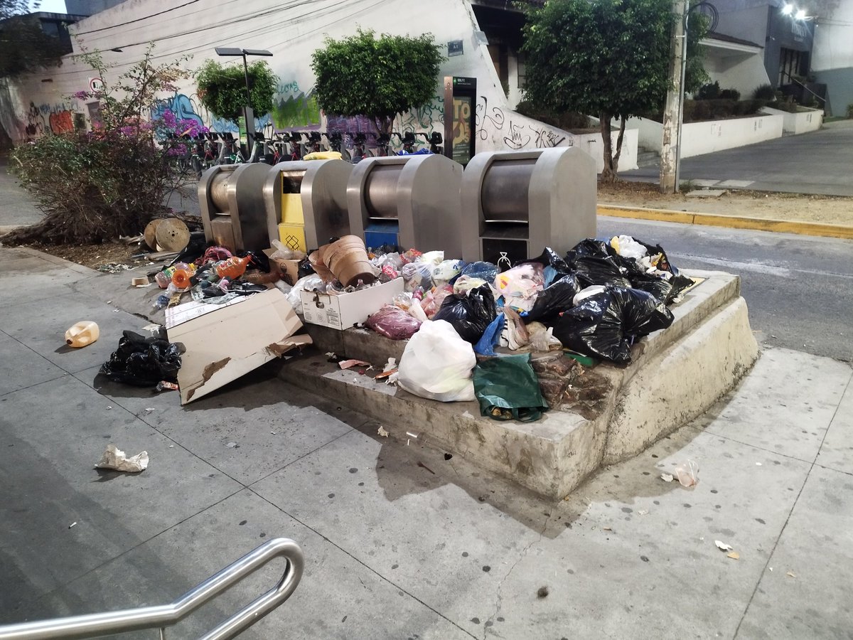 DayanaRubyMena's tweet photo. "Quién vive en ese #Cuchitril" diría el burro se Sherk
" Ese cuchitril es mi hogar" diríamos los Tapatios.
Fuera de la Estación Contry de la L3 del tren ligero.
Ve nada más @GuadalajaraGob como que no pasan desde el LUNES los camiones recolectores.
@Trafico_ZMG @zona3noticias https://t.co/woZFocUWdn