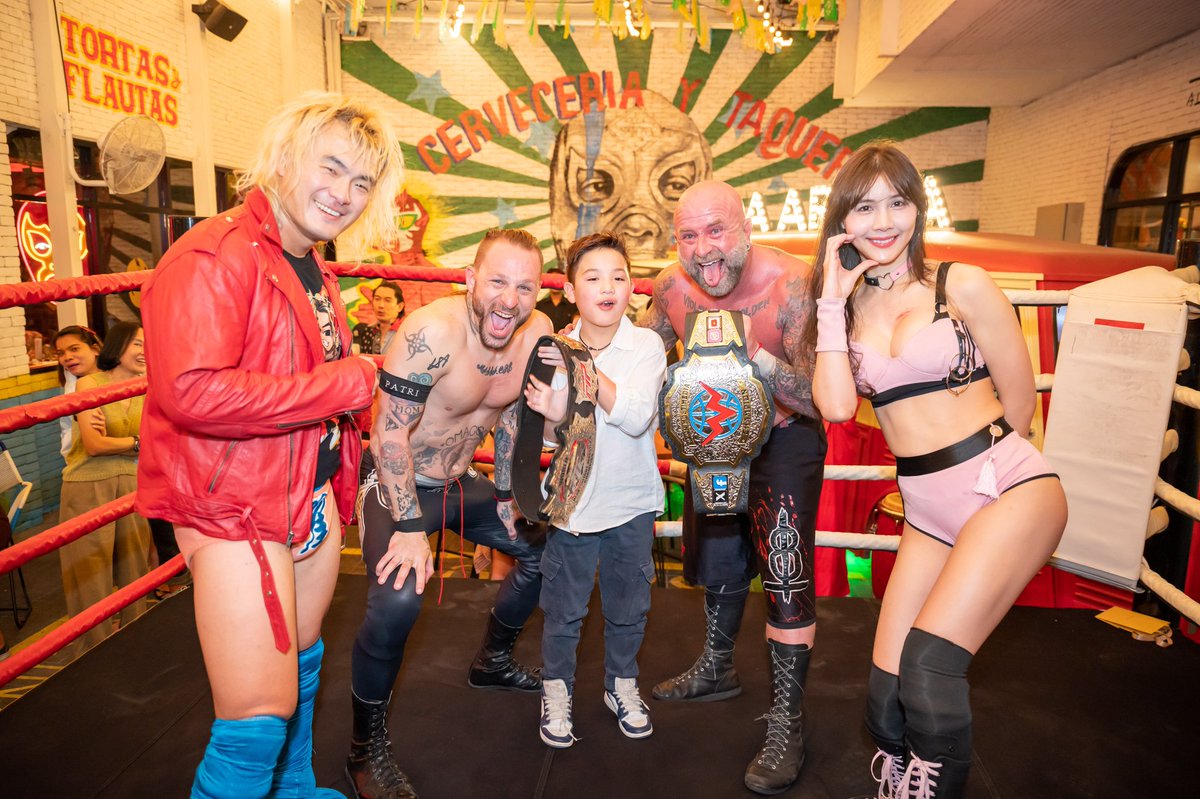 fiony_diana's tweet photo. バンコクではファンの方とたくさん写真を撮りました。タイの人たちにプロレスをもっと好きになってもらえたらいいなと思います📸🫶🩷

#フィオニー  #プロレス#prowrestlingpattaya #thailand #pattaya #fionyth  #wwe #aew #prowrestling #wrestling #lisa #rockstar #blackpink https://t.co/3N8kSoxTnI