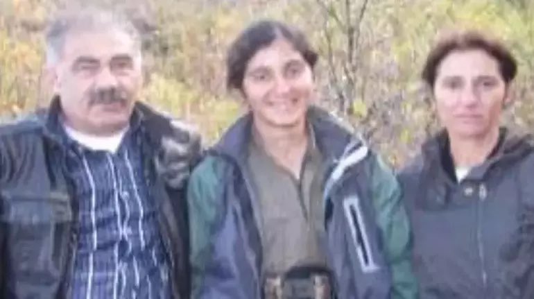 💥CHP'li meclis üyesi, kızını terör örgütü PKK'ya teslim etmiş !

Sancaktepe Belediyesi CHP'li Meclis Üyesi Elif Gül’ün kızı Dilan Gül’ün terör örgütü üyesi olduğu tespit edildi. 

Elif Gül’ün eşi ile birlikte dağ kadrosundaki kızını ziyaret ettiği belirlendi. #SONDAKİKA #chp