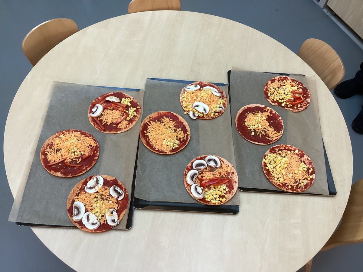 Mini Masterchef 
Working in partnership with the catering team, the children have been developed their cooking skills and preparing different recipes through the week. We enjoyed making and tasting a range of familiar and unfamiliar foods.
#nickyJoiner
#ERCMiniMasterChef