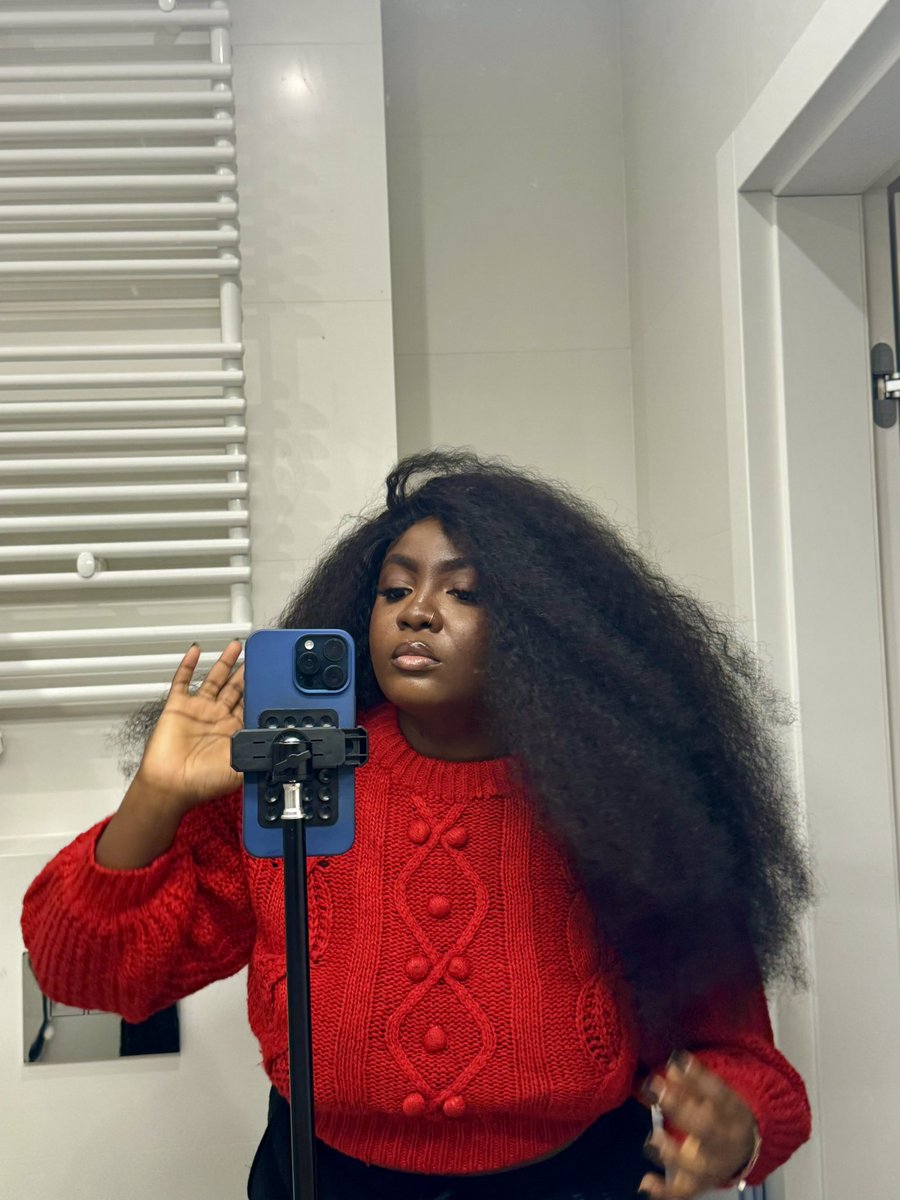 vee_symone's tweet image. 🥂