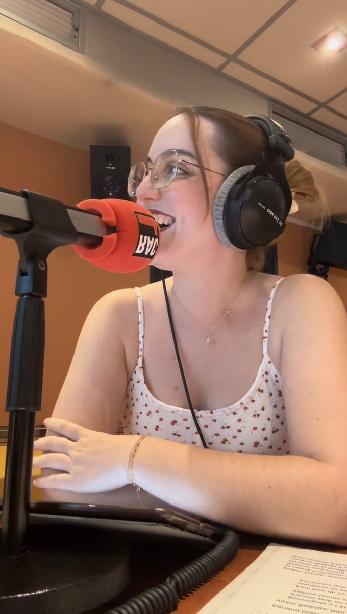 És el dia mundial de la ràdio!📻

Que feliç em fa tenir petits espais on dir la meva i parlar de les coses que m’agraden🫶🏼 El meu lloc preferit del món🫂