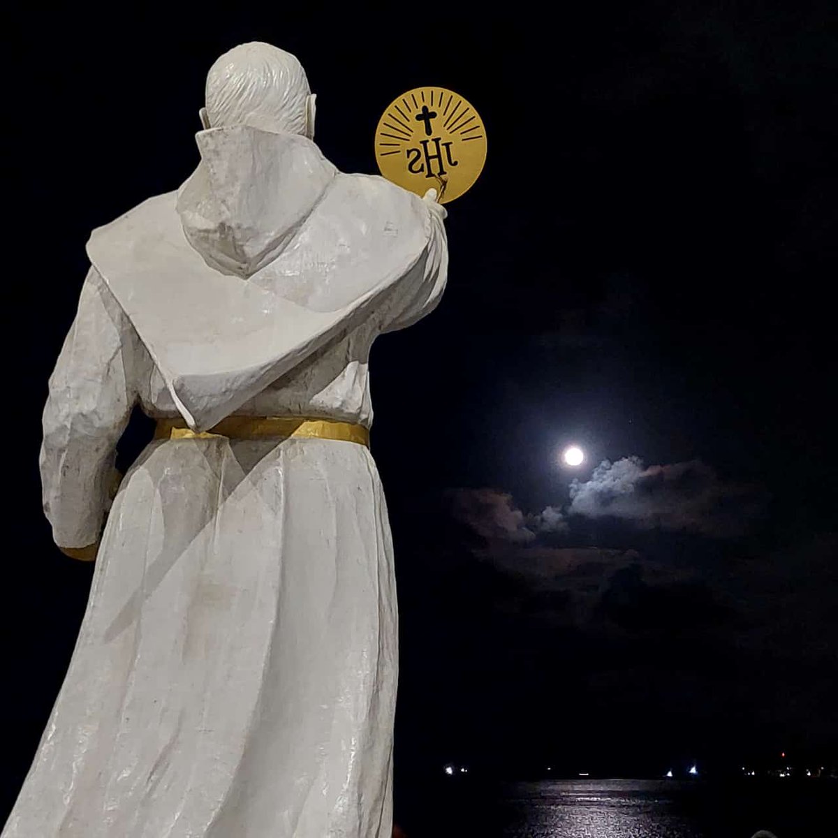 En Tumaco cuando las aguas están turbulentas, siempre invocamos a Dios a través del #MilagroEucarístico para que se calmen. <a href="/Pontifex_es/">Papa León XIV</a>