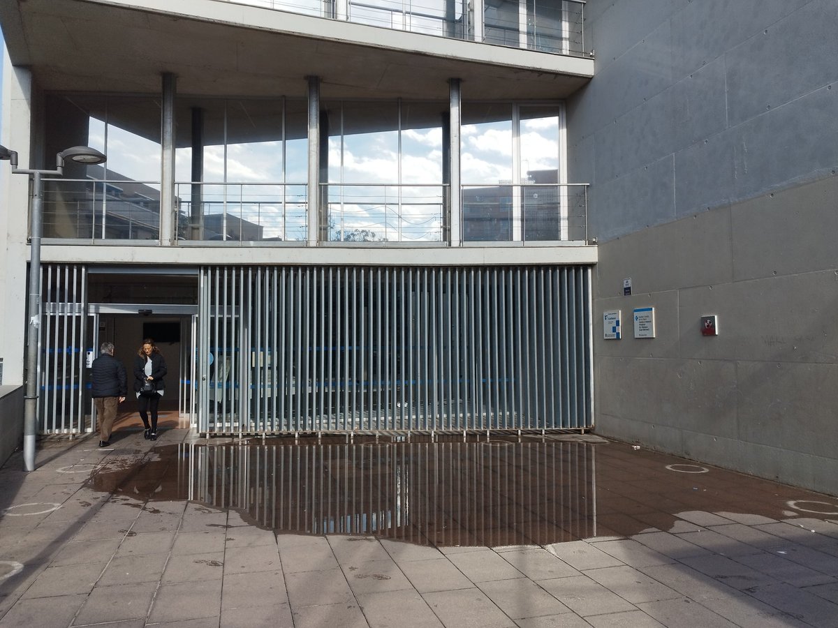 Algú responsable que solucioni el tema.
Avui 13 de febrer del 2025 a les 12 del migdia, l'entrada al Cap de Can Mariner de #santacolomadegramenet inaccessible.
#ajuntamentsantacolomadegramenet #generalitatdecatalunya #institutcataladelasalut #cap #urgent #alcaldia #defensora