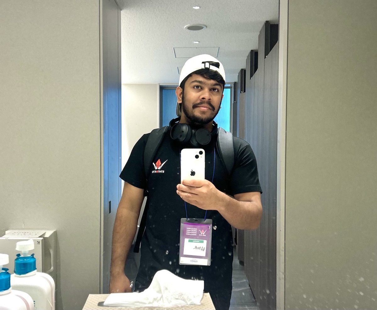 0xbiriyani's tweet image. how a college drop out ended up working with top web3 brands like @eigenlayer, @LidoFinance, @Polymer_Labs, @binance &amp;amp; more.

no fancy degree. no family connections. no vc funding.

just a kid, a laptop, and one promise to himself.

this is a real story, my story - no bs. 🧵