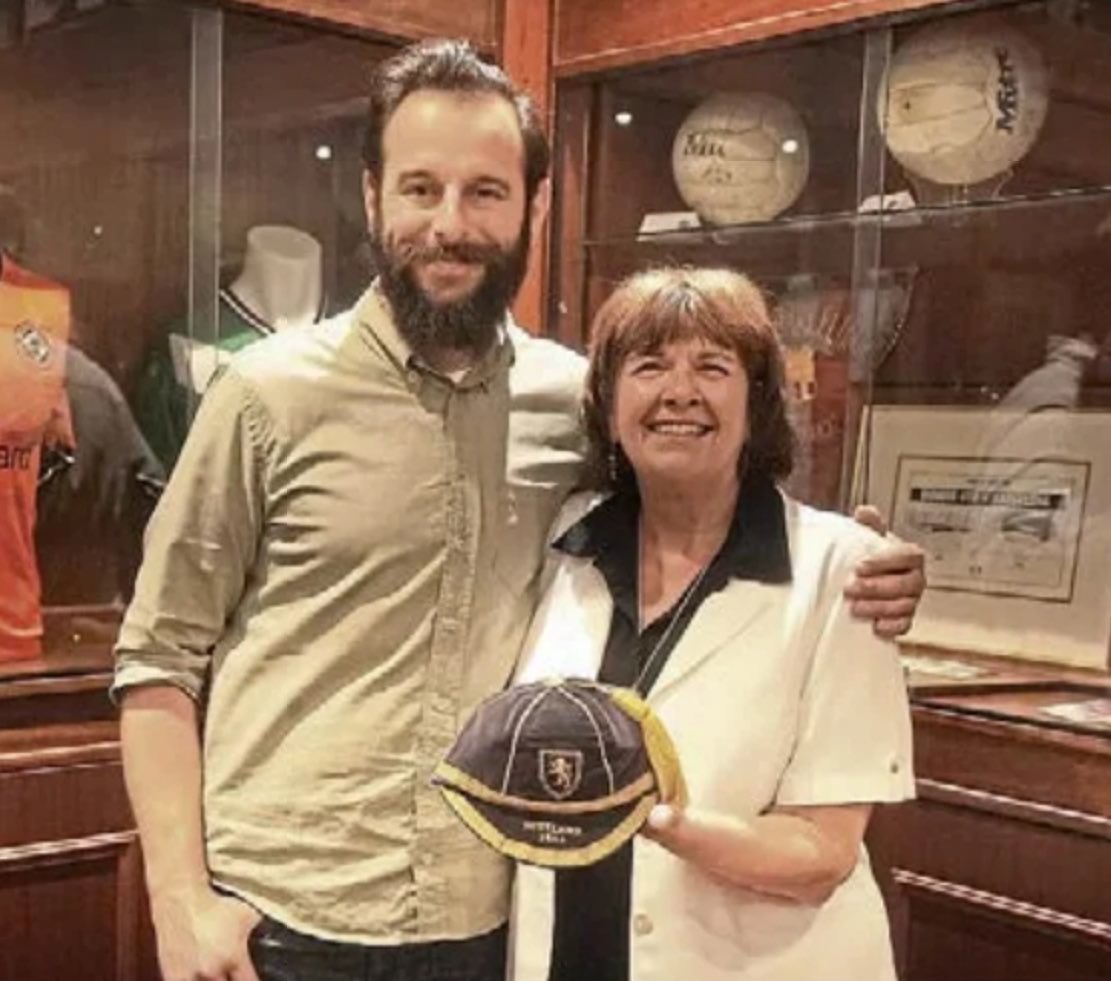 Great to hear that the BBC’s <a href="/TheRepairShop/">The Repair Shop</a> on the road tour visited Tannadice and presenter Dominic Chinea will help get <a href="/dundeeunitedfc/">Dundee United FC</a> legend Frankie Kopel’s treasured 🏴󠁧󠁢󠁳󠁣󠁴󠁿 Schoolboys football cap repaired 🖤🧡
#therepairshop #DUFC