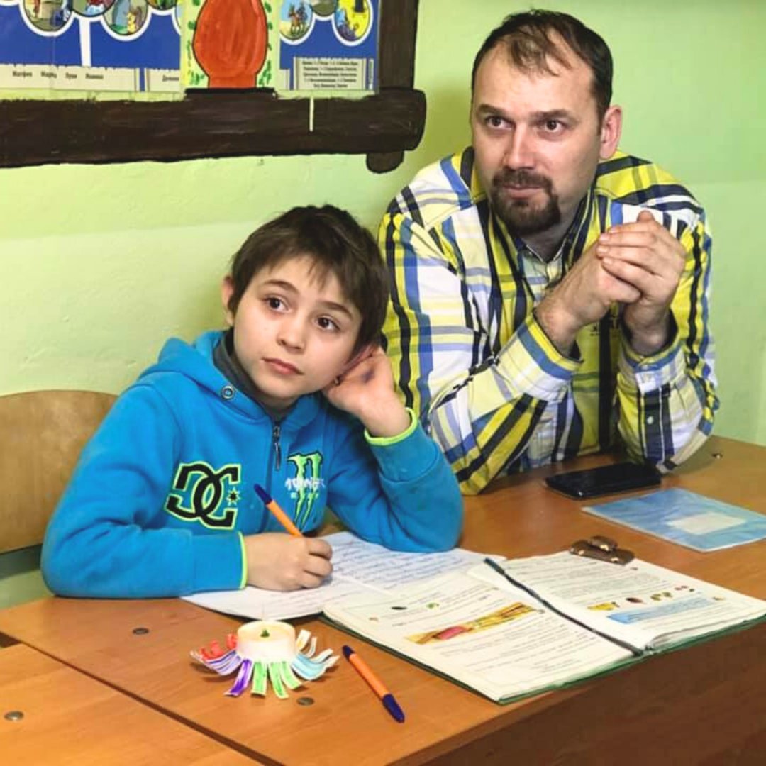 “We zijn moe en we huilen veel,” vertelt Andrey, directeur van partnerorganisatie Emmanuel in Oekraïne. “Scholen zijn dicht en vaak is er geen elektriciteit. We zijn dankbaar voor uw steun; het geeft kracht en geloof dat God ons niet vergeet!" Help mee: komoverenhelp.nl/oorlog