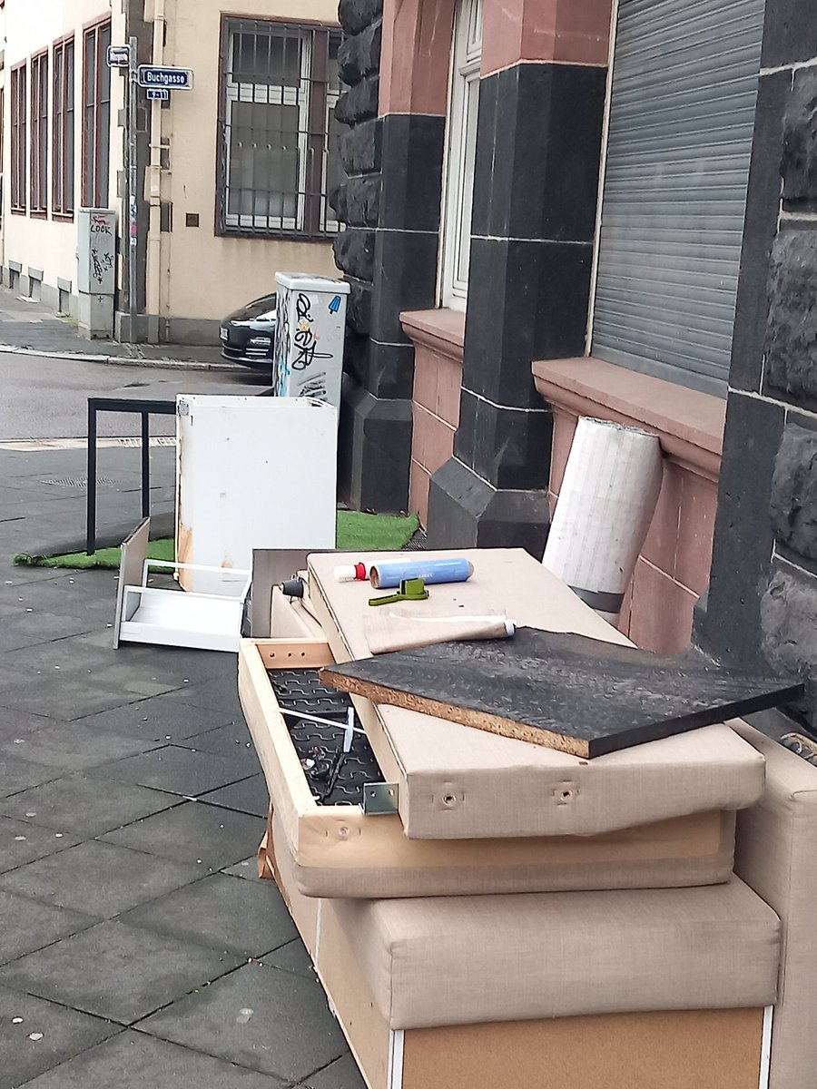 Seit zwei Wochen steht Sperrmüll hinter dem Römer, scheint niemanden zu stören! Das Zeugt stammt vermutlich sogar aus dem Römer? Was ist los <a href="/Stadt_FFM/">Frankfurt am Main</a>