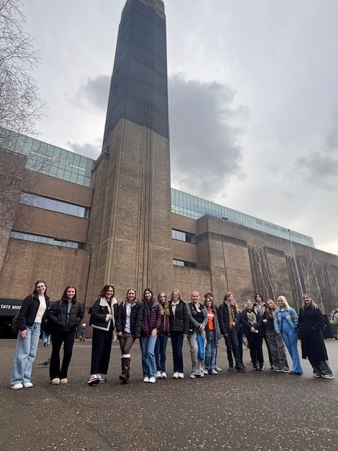 TuxfordAcademy's tweet photo. Our post 16 art and photography students recently enjoyed a trip to London.  They visited the National Portrait Gallery to view the Taylor Wessing Portrait Prize and Tate Modern where they were fortunate to meet Saleem Arif Quadri MBE who discussed his work 'Landscape of Longing' https://t.co/pXg8etF9R8