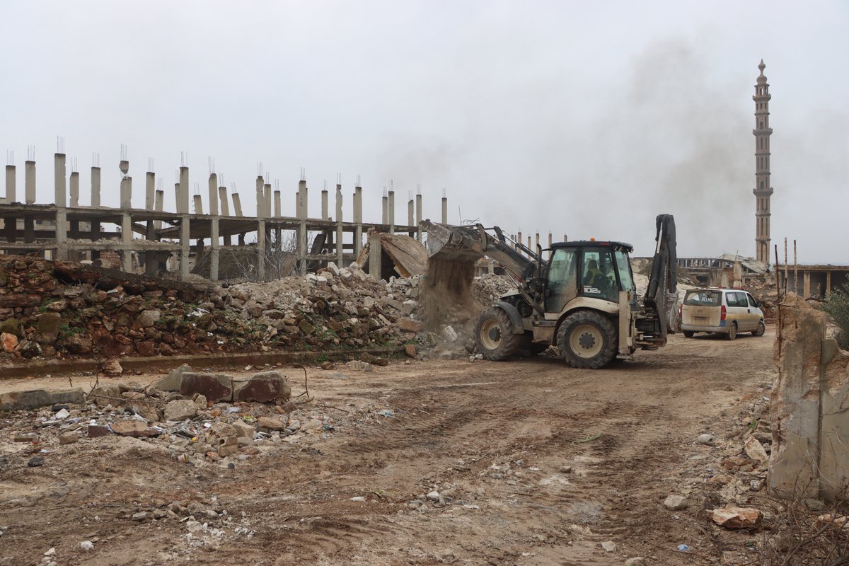 SyriaCivilDefe's tweet photo. بلدة كفرنبودة بريف حماة الشمالي، البلدة الصامدة التي دفعت ثمن الحرية غالياً كباقي مدن وبلدات #سوريا، هذه البلدة الشاهدة على إجرام نظام الأسد وروسيا والمليشيات الإيرانية، بقي منها اليوم أطلال وكثير من الذكريات والقهر.
تعمل فرقنا على فتح بعض الطرقات الفرعية والرئيسية في البلدة لمساعدة السكان وتسهيل حركتهم، لكن الدمار الكبير في المنازل والمرافق الحيوية يجعل عودة السكان البلدة شبه مستحيلة في ظل هذه الظروف.
#الخوذ_البيضاء #حماه_تنبض #حماة #كفرنبودة