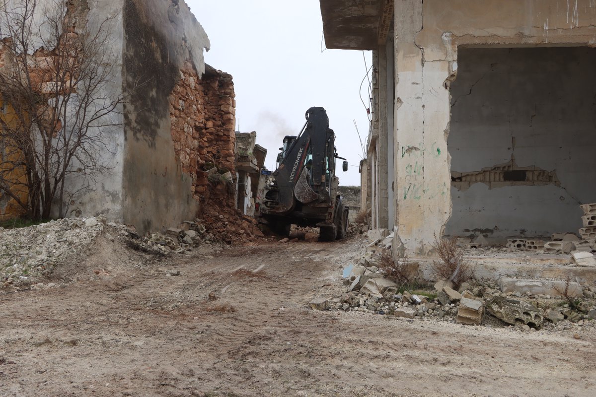 SyriaCivilDefe's tweet photo. بلدة كفرنبودة بريف حماة الشمالي، البلدة الصامدة التي دفعت ثمن الحرية غالياً كباقي مدن وبلدات #سوريا، هذه البلدة الشاهدة على إجرام نظام الأسد وروسيا والمليشيات الإيرانية، بقي منها اليوم أطلال وكثير من الذكريات والقهر.
تعمل فرقنا على فتح بعض الطرقات الفرعية والرئيسية في البلدة لمساعدة السكان وتسهيل حركتهم، لكن الدمار الكبير في المنازل والمرافق الحيوية يجعل عودة السكان البلدة شبه مستحيلة في ظل هذه الظروف.
#الخوذ_البيضاء #حماه_تنبض #حماة #كفرنبودة
