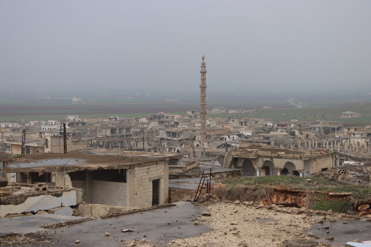 SyriaCivilDefe's tweet photo. بلدة كفرنبودة بريف حماة الشمالي، البلدة الصامدة التي دفعت ثمن الحرية غالياً كباقي مدن وبلدات #سوريا، هذه البلدة الشاهدة على إجرام نظام الأسد وروسيا والمليشيات الإيرانية، بقي منها اليوم أطلال وكثير من الذكريات والقهر.
تعمل فرقنا على فتح بعض الطرقات الفرعية والرئيسية في البلدة لمساعدة السكان وتسهيل حركتهم، لكن الدمار الكبير في المنازل والمرافق الحيوية يجعل عودة السكان البلدة شبه مستحيلة في ظل هذه الظروف.
#الخوذ_البيضاء #حماه_تنبض #حماة #كفرنبودة