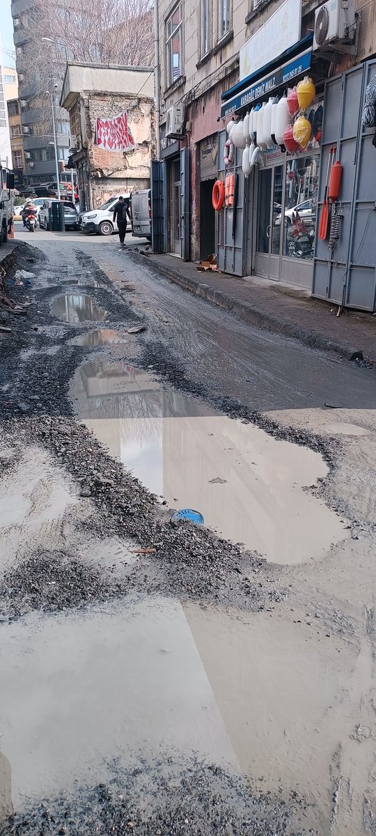onrkrci's tweet photo. 10 günü geçik bu halde ticaretin göbeği perşembe pazarı yemeniciler caddesi @IBBcozummerkezi  @istanbulbld @BeyogluBld @kultur_istanbul https://t.co/e4b633Jwlg