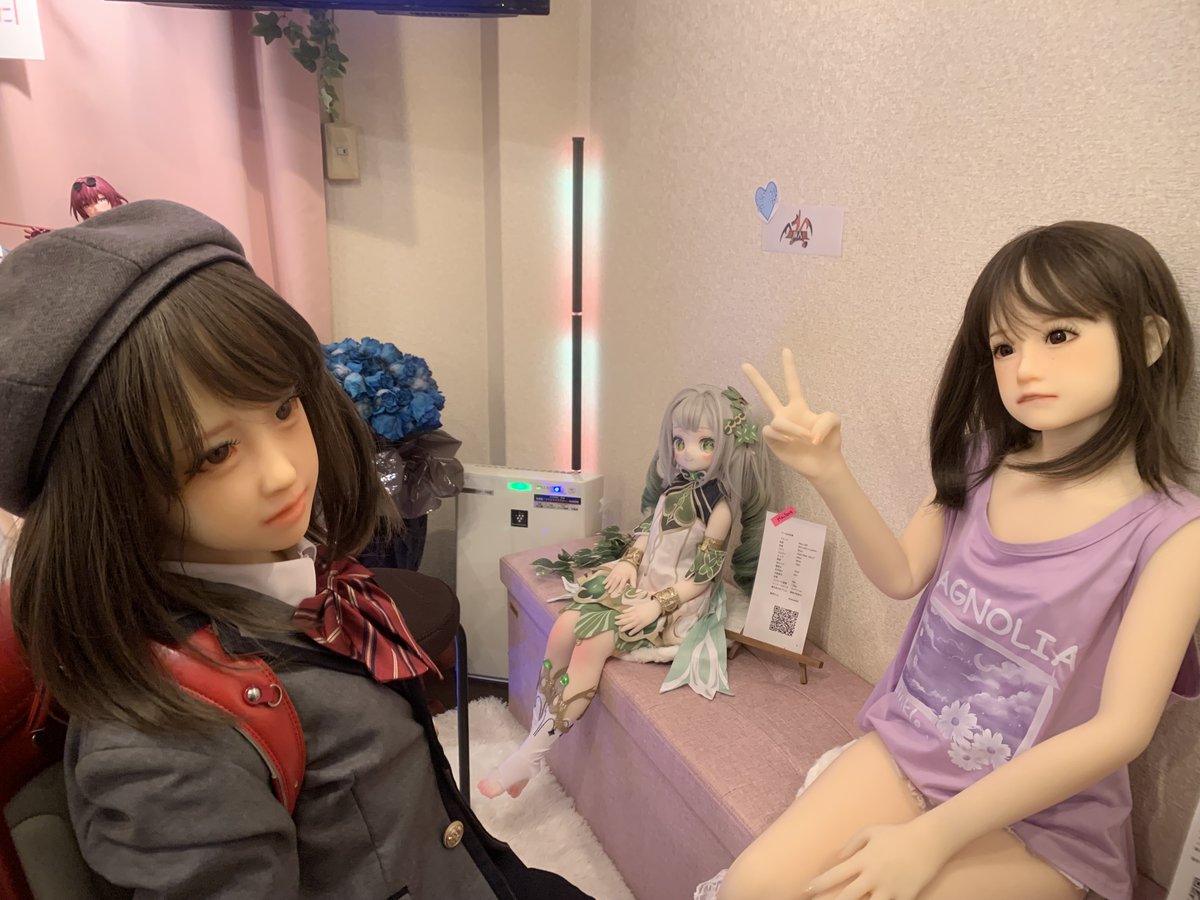 customdoll17928's tweet photo. オープン前に楓ちゃんがお部屋のチェック🤔
「…この子 私に似てるわね」
予定よりドールが少ないオープンなので、明日は一緒に店番をしてくれるそうですw https://t.co/9n6ZxEmJJX