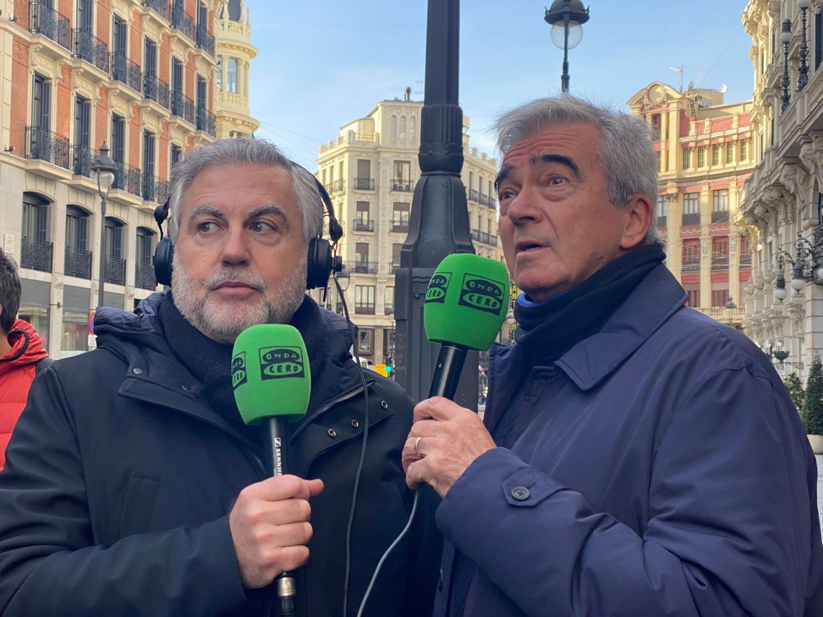 Onda Cero (@ondacero_es) on Twitter photo 🤩¡QUÉ MOMENTO!
📻Carles Francino, de <a href="/La_SER/">Cadena SER</a> charla con Carlos Alsina en el Día de la Radio
ondace.ro/teljp 🤩¡QUÉ MOMENTO!
📻Carles Francino, de <a href="/La_SER/">Cadena SER</a> charla con Carlos Alsina en el Día de la Radio
ondace.ro/teljp