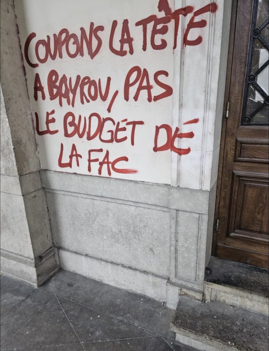 Des dizaines de tags scandaleux à Lyon 2 : « Coupons la tête à Bayrou », « 1 flic, 1 balle », « Bute un keuf ». 
Des véritables appels à la haine et à la violence contre des dépositaires de l’autorité publique. 

Ces dérives sont inacceptables : des sanctions s’imposent.