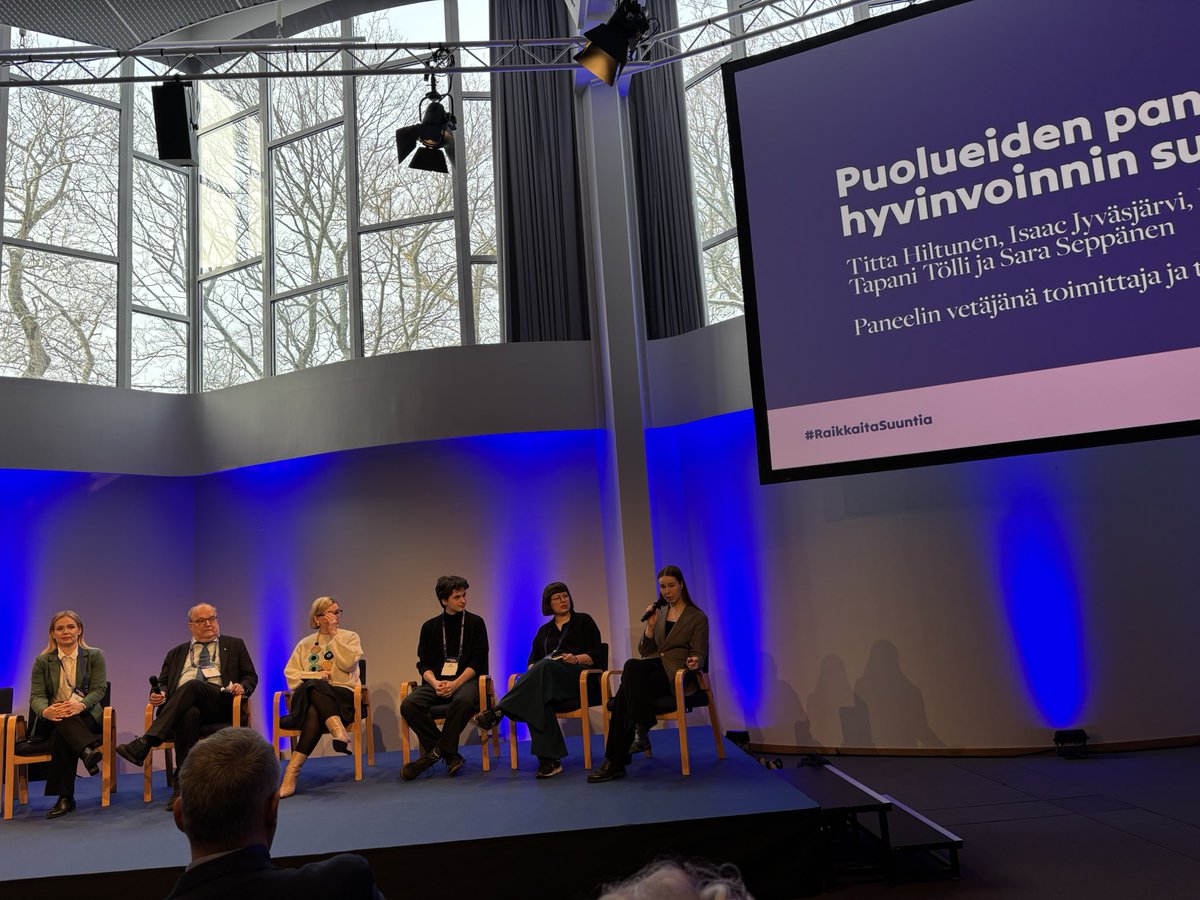 Raikkaita suuntia -tilaisuudessa keskustelua eri näkökulmista ja ratkaisuista: Kestävä talous ja turvaverkot kaikille, ihmisen oma vastuu, toimintakyvyn ylläpito, ennaltaehkäisy, tulevaisuususko ja luottamus yhteiskuntaan sekä osallisuus ja mahdollisuus olla mukana vaikuttamassa.