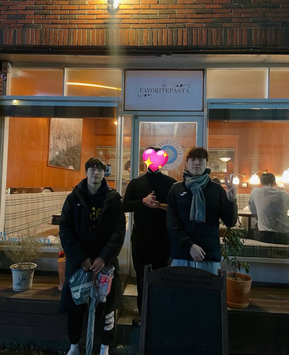 식당 서치하다가 ㅋㅋㅋㅋㅋㅋㅋㅋㅋㅋㅋㅋㅋㅋ 
설연휴에 같이 파스타 먹으러간 무빈이랑 우석이 발
커염지다