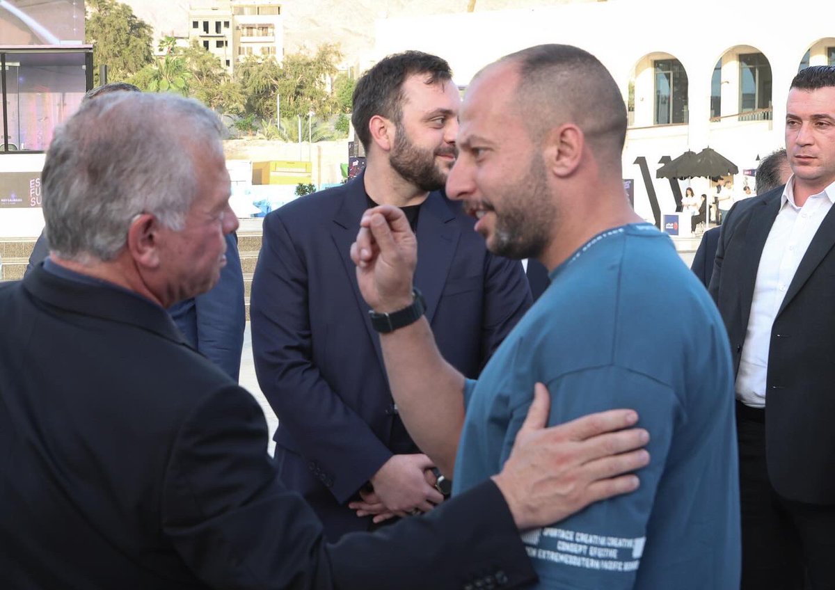 حمدالله عالسلامة يا قايدنا 🇯🇴🫡وطنّا بخير و مبدئنا ثابت طول منت موجود
#tamer_bessiso 
.
.
.
هاي الصور لما رجعت من غزة و قابلت الملك بالعقبة و قالي : حمدالله عالسلامة و يعطيك العافية يا ابني و فخور بالشباب الأردني امثالك ووعدته طول محنا بهالوطن راح نقدم و نفديه ارواحنا