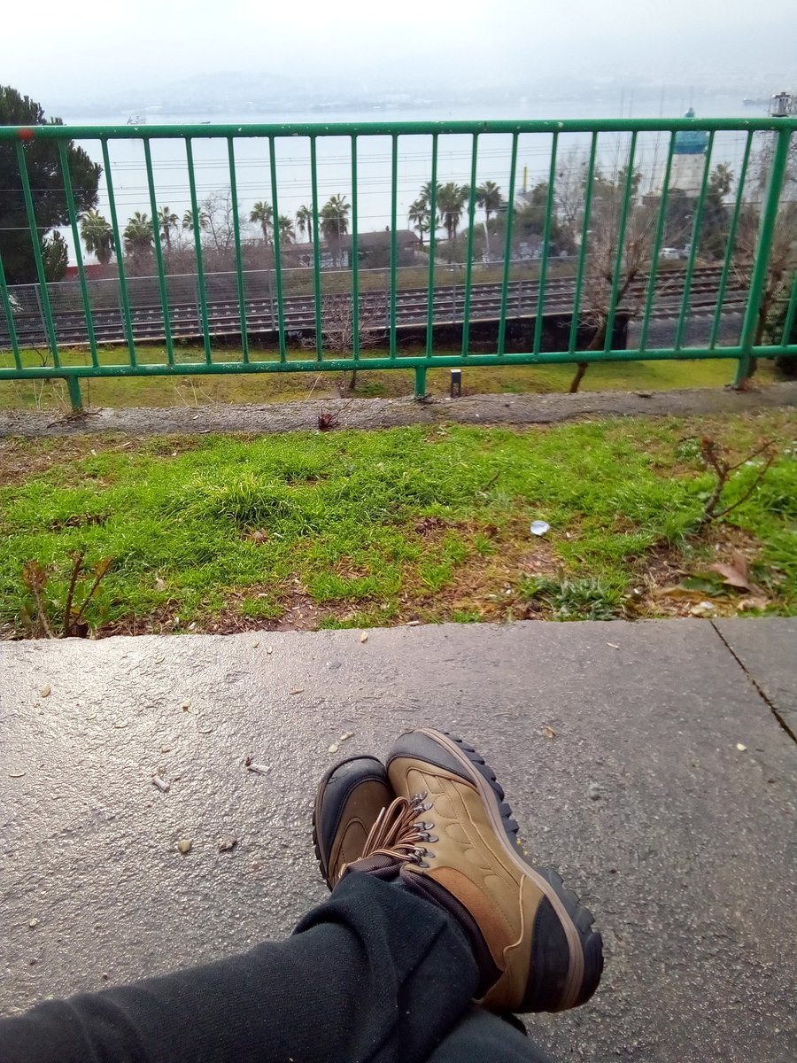 bekleyen de bendim, beklenen de;
giden de bendim ve gelen de!
yolcuyla yolu ayırma - ki onlar,
gökle deniz gibi hep aynı bedende…