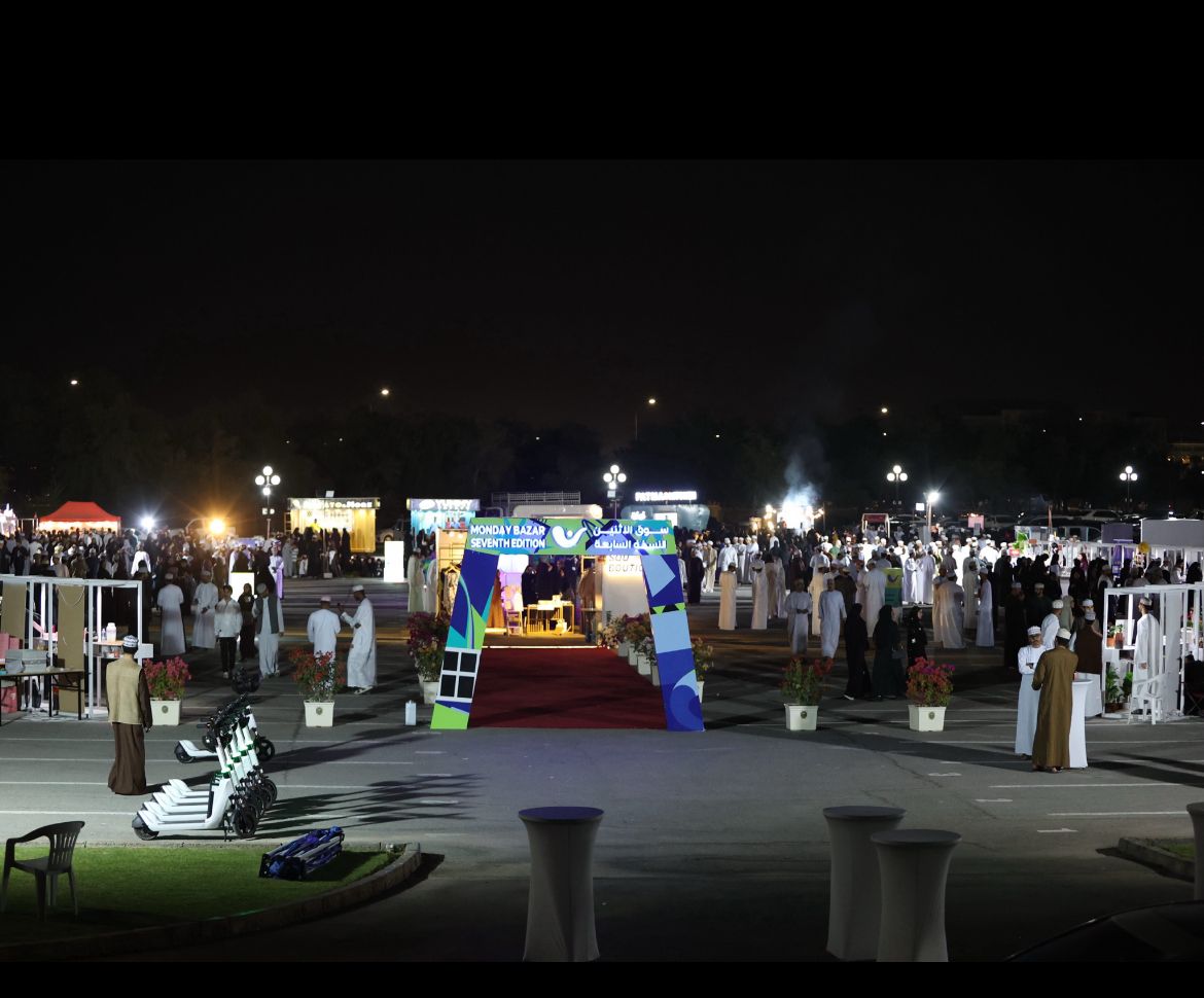 iradah2007's tweet photo. تشرفتُ مساء أمس بصحبة الطالب الخَلوق الرائع/ حمد السيابي (رئيس جماعة الابتكار وريادة الأعمال بجامعة السلطان قابوس) في أثناء تجوالي بين تفاصيل سوق الاثنين الذي نظمته الجماعة، ويضم 68 مشروعًا طلابيًّا يديرها طلبة الجامعة بأنفسهم، وقد لاحظتُ بأن الطلبة لديهم مهارات عالية في التسويق لمنتجاتهم، وحظوا بإقبال عالٍ من داخل الجامعة وخارجها، وشهد السوق خلال أيامه الثلاثة حضورًا منقطع النظير يعكس أن طلبتنا الأعزّاء ثروة وطنية غالية بما يمتلكونه من طاقات وقدرات عظيمة تستحق أن يُستثمر فيها. 

وبعيدًا عن السوق نفسه؛ التجوال كان له طعم آخر مع الطالب/حمد خاصة مع أحاديثه الشائقة عن مراحل تخطيطهم للسوق واكتسابهم الكثير من الخبرات عند مواجهة تحديات التنظيم، ومع الحوارات الكثيرة مع الطلبة من أصحاب المشاريع والطلبة الحاضرين هناك. 

طلبتنا نعمة عظيمة تستوجب شكر الله عليها، وأصدق صور الشكر تحفيزهم وتمكينهم ❤️🇴🇲