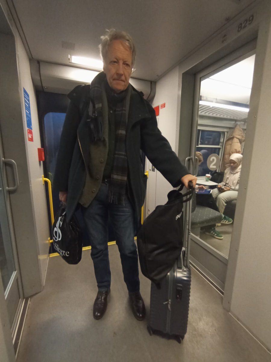 Nou ja, ek het nou die langpad terug SA toe aangepak, hier vanuit die noorde van België. By Brussel-Zuid kry ek 'n ander trein Parys toe, dan nóg 'n trein lughawe toe, daarna Zurich en eers dan volg die laaste vlug Johannesburg toe.

Die Trump-kwessie spook steeds by my. Hier is